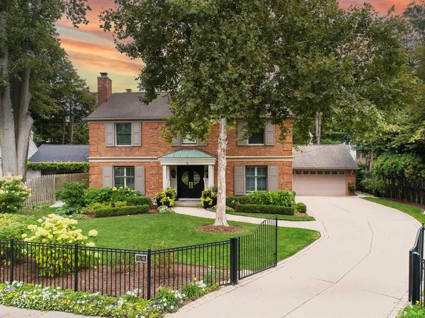 76 Grosse Pointe Blvd, Grosse Pointe Farms, MI 48236