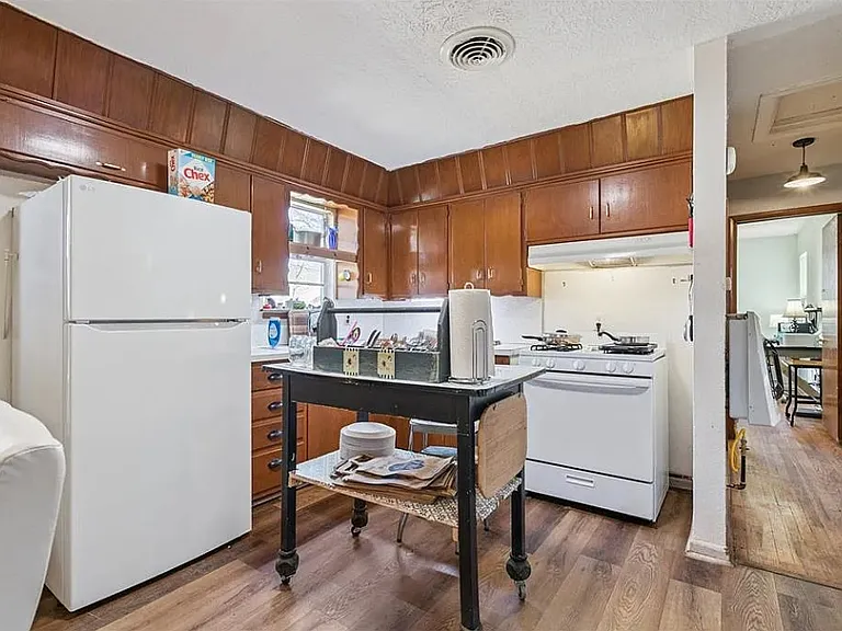 223 W Mosier St — Photo 3