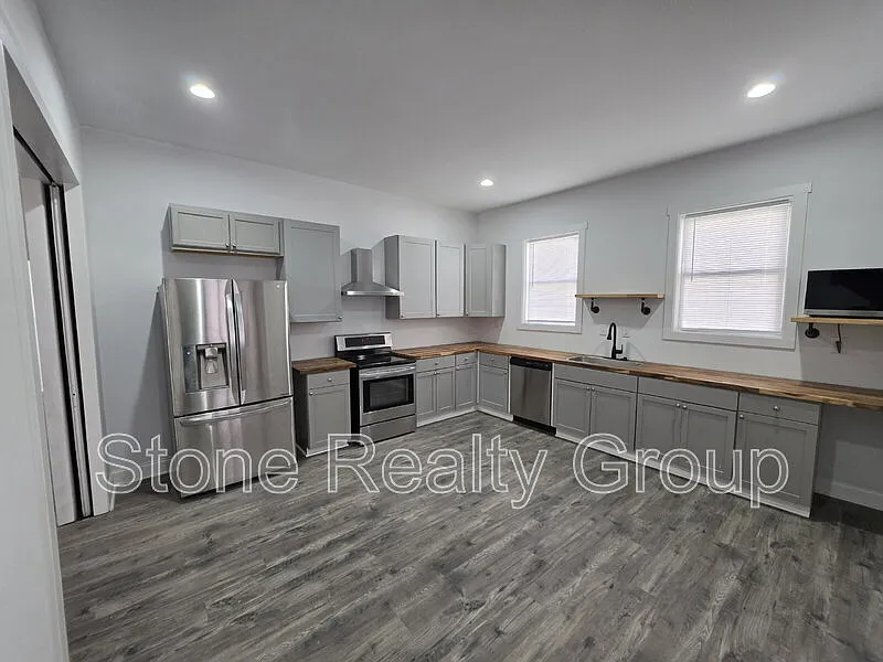 5 bed, 3.0 bath, $2,000 — Photo 4