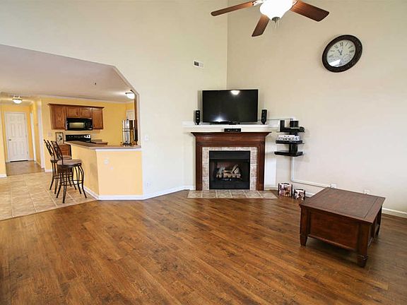 3rd image of 1015 Hendricks Ct