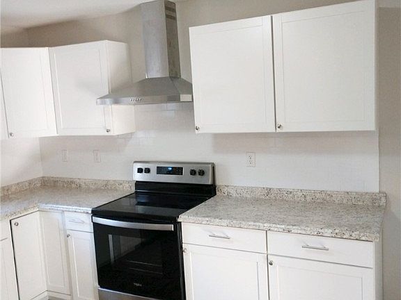 3rd image of 203 Claymor Oaks Est