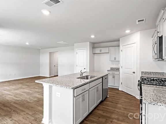 5th image of 105 Lauren Ln