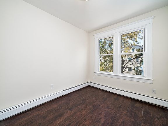 3rd image of 224 Linden Ave APT 4