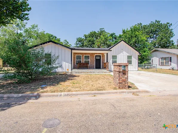 1704 N Hoover Ave, Cameron, TX 76520