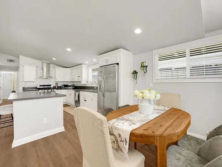 1048 N Hermosa Dr — Photo 9
