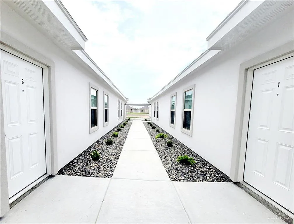 Building Photo - 5801 Sandpiper Ave #2