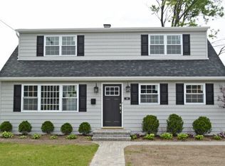 190 Chamberlain St, Oceanside, NY