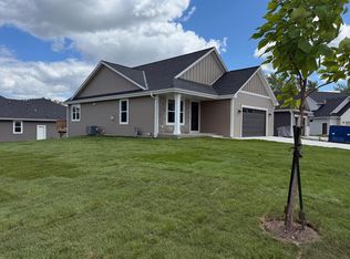 1136 Oxbow Ct, Pewaukee, WI 53072