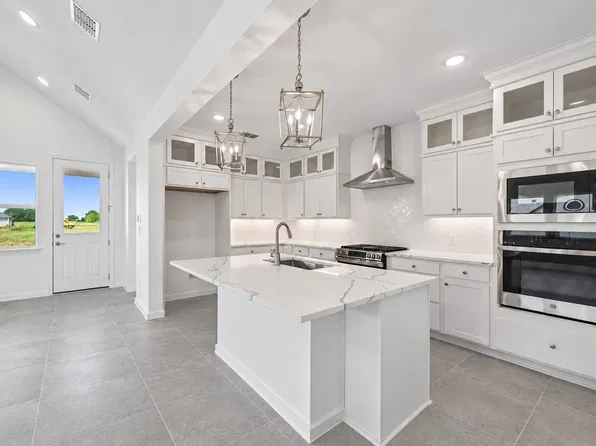 220 Dunovant Dr, Sealy, TX 77474