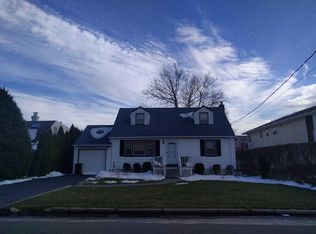 170 Old Powerhouse Rd, Roslyn Heights, NY 11577