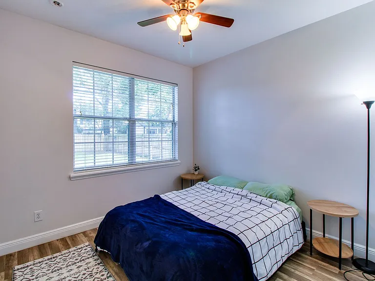 1207 E Esther St — Photo 9