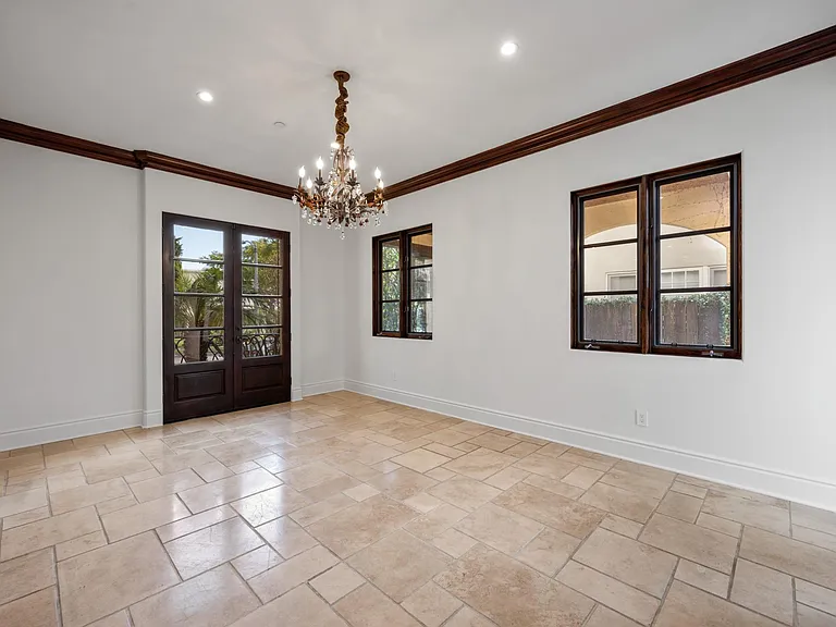 305 N Palm Dr — Photo 53