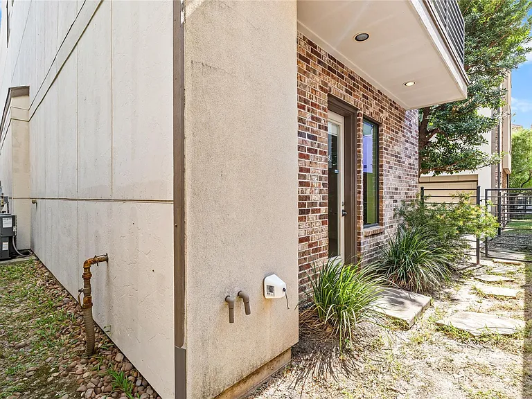 1903 Crockett St — Photo 7