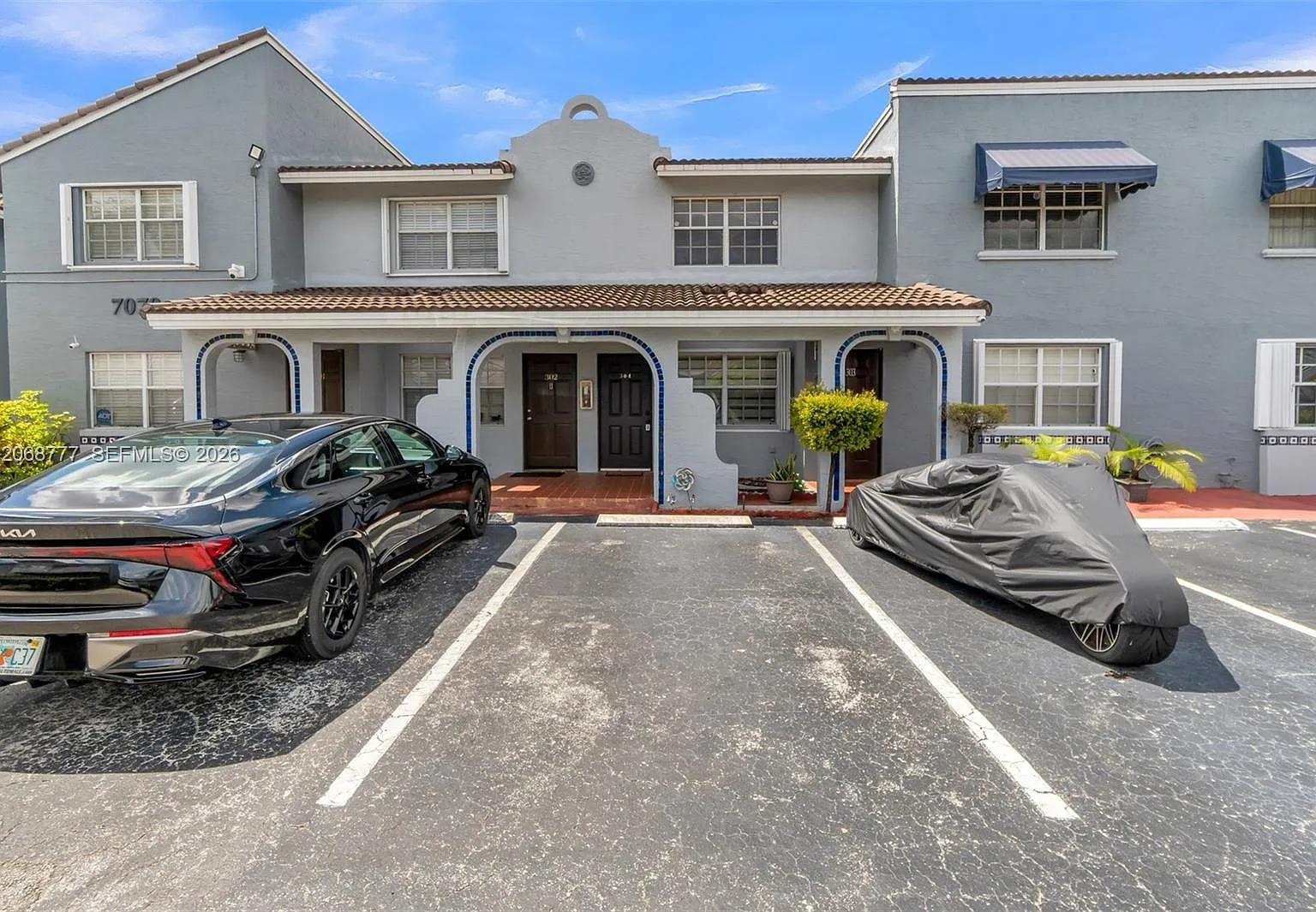 Lago Del Rey Condo — Photo 1