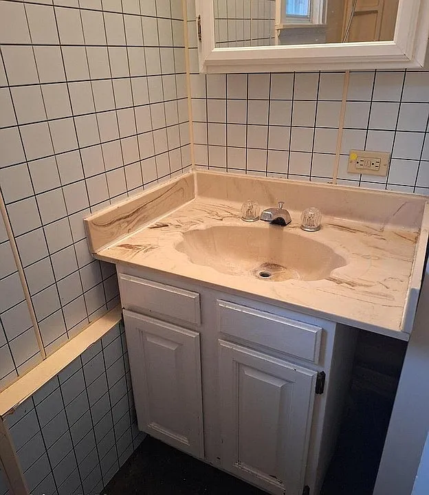 207 W Henry St #2