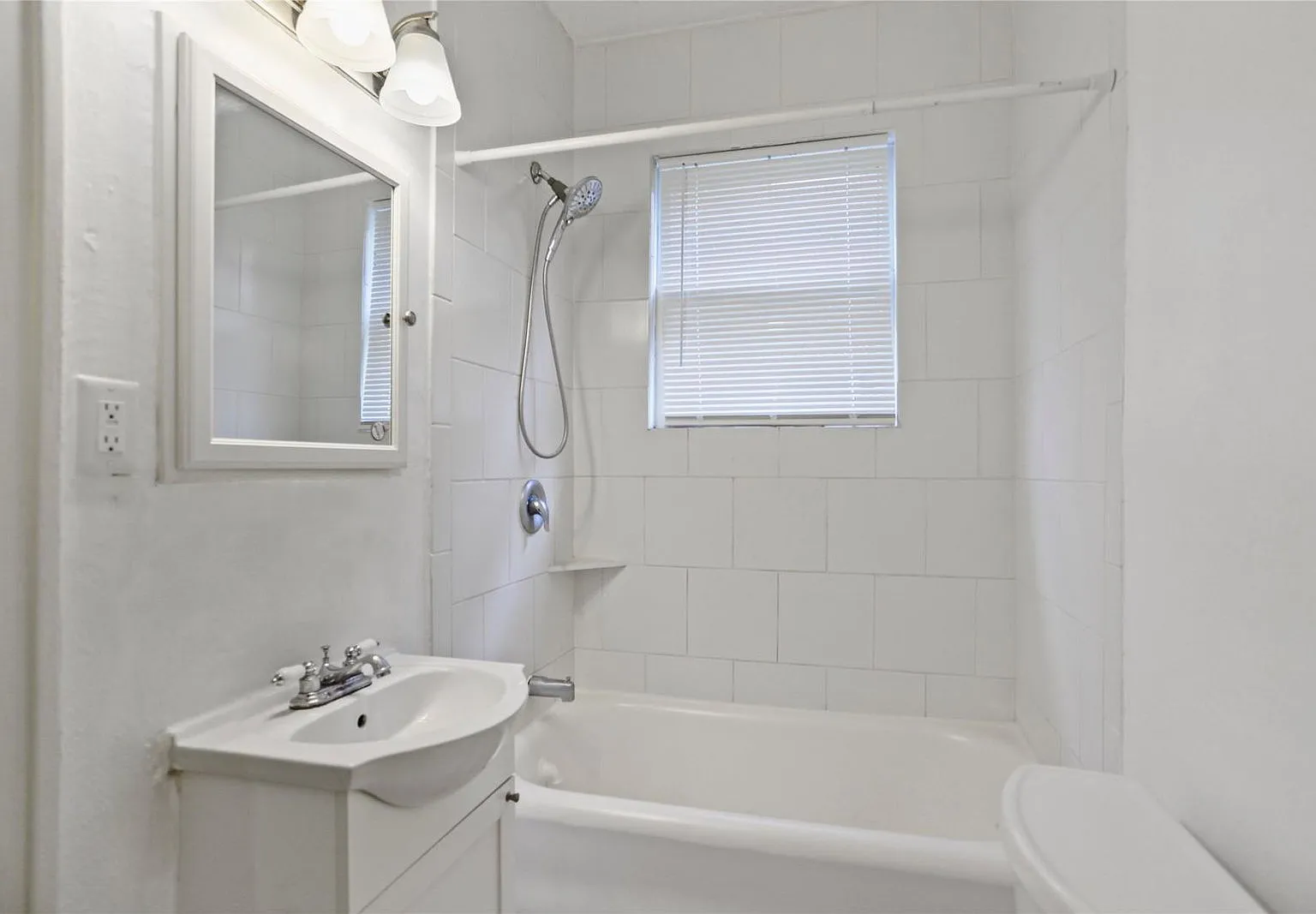 2 bed, 1.0 bath, 986 sqft, $1,350 — Photo 4
