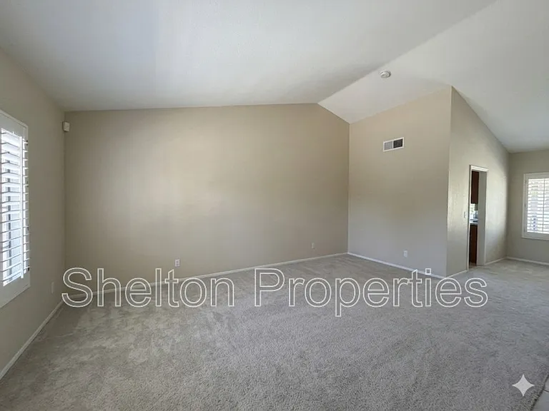 9418 W Tonto Ln — Photo 5