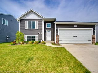 2833 Jordan River Dr, Fowlerville, MI 48836