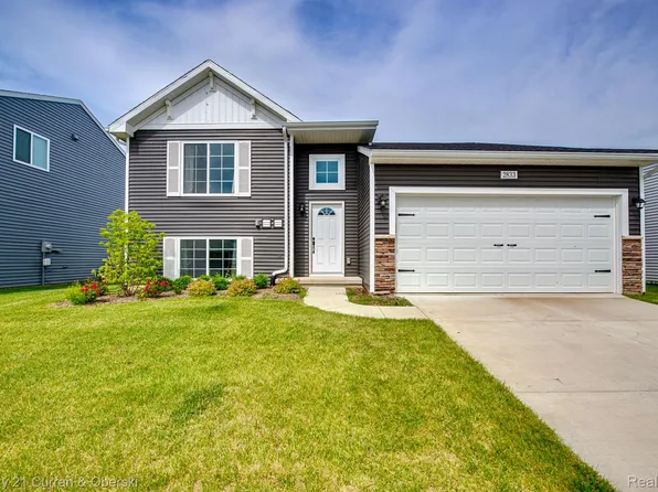 2833 Jordan River Dr, Fowlerville, MI 48836