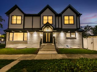 8422 E Prairie Rd, Skokie, IL 60076