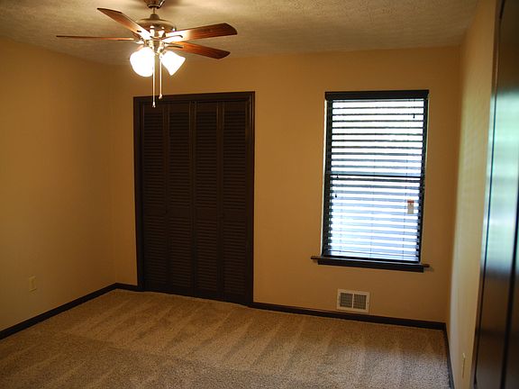 good size guest bedroom