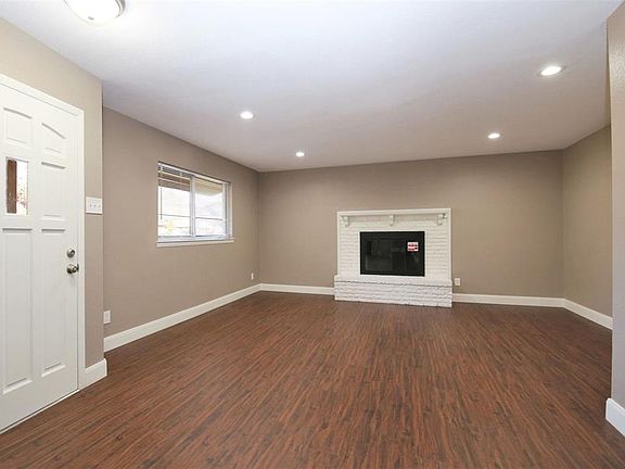 3rd image of 515 Lexington Ln