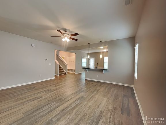 3rd image of 909 Little Dog Ln