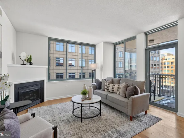 851 N Glebe Rd APT 817, Arlington, VA 22203