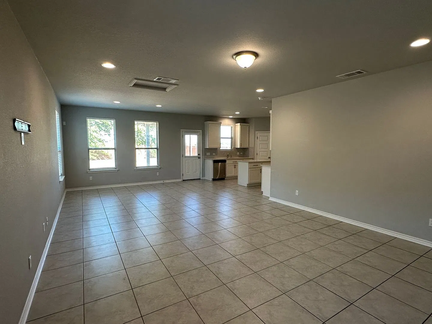 Well Maintained Home In Newly Developed Neighborhood! — Photo 4