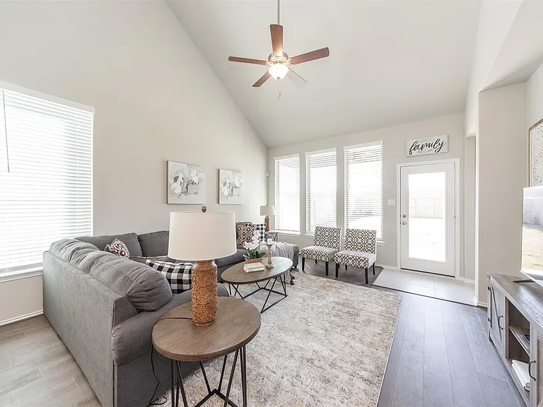 1915 Meadow Trail Dr — Photo 7