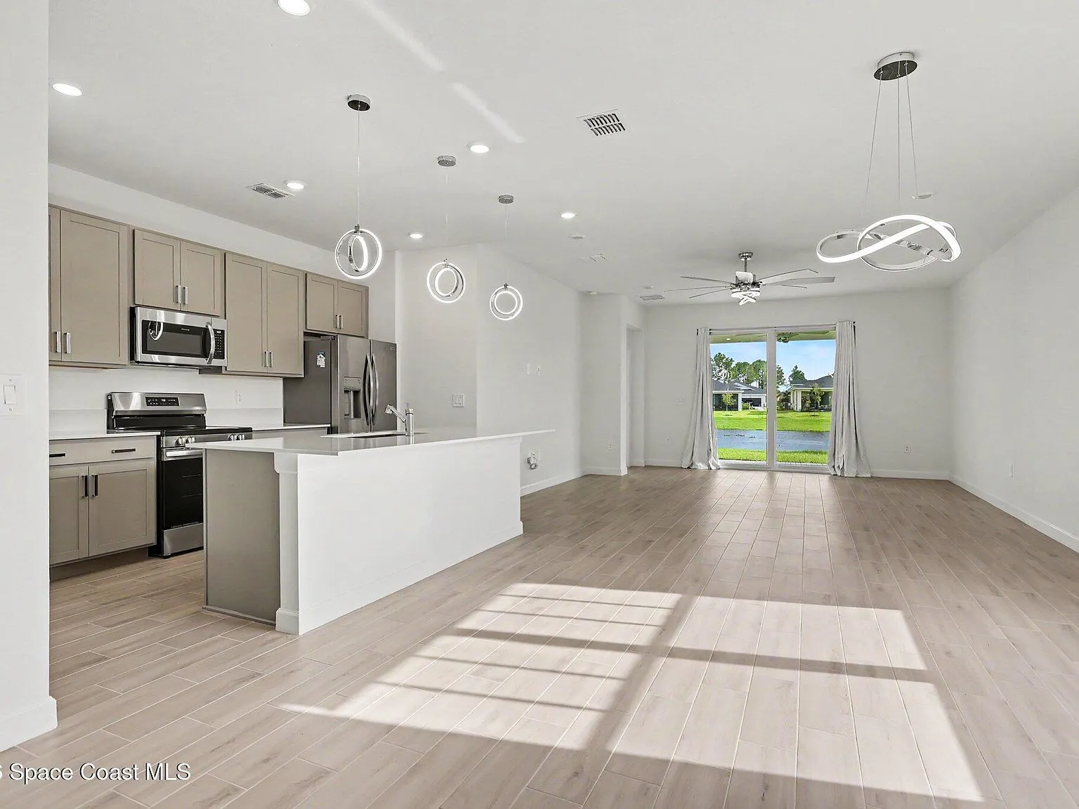 3 bed, 2.0 bath, 1758 sqft, $2,600 — Photo 4