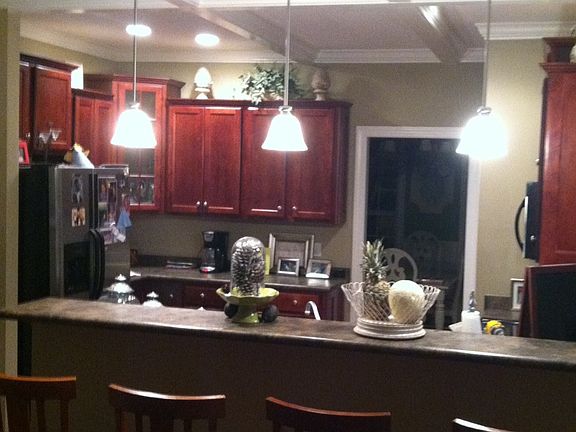 Kitchen & Eat in area with c