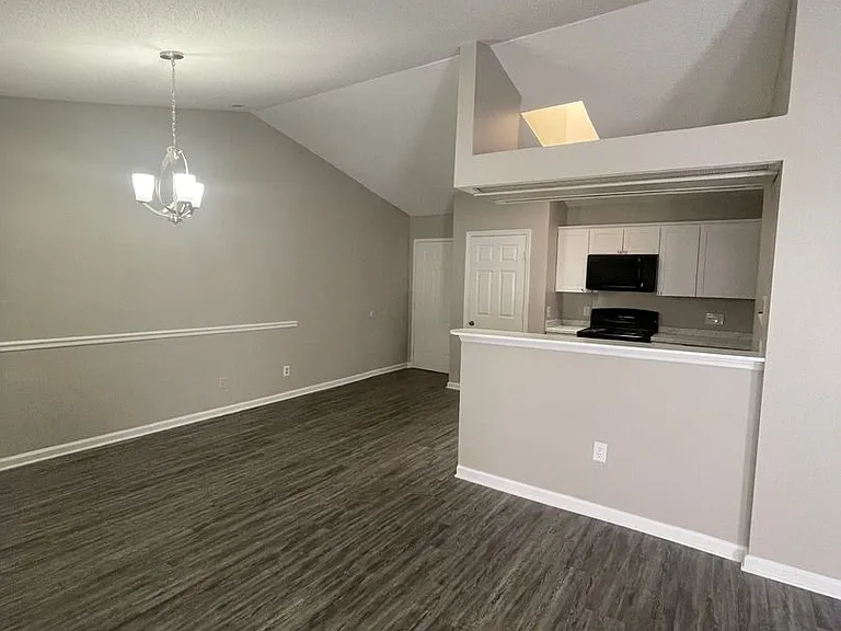 6246 Rosecroft Dr — Photo 8
