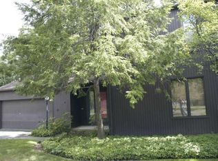 22 Oakshore Dr, Bratenahl, OH 44108