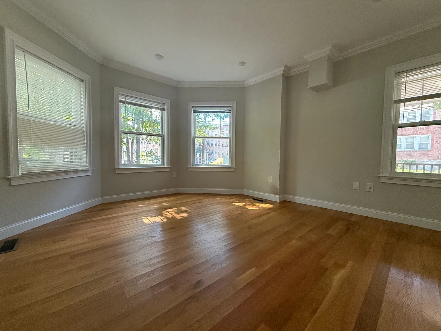 3 bed, 950 sqft, $4,250 — Photo 2