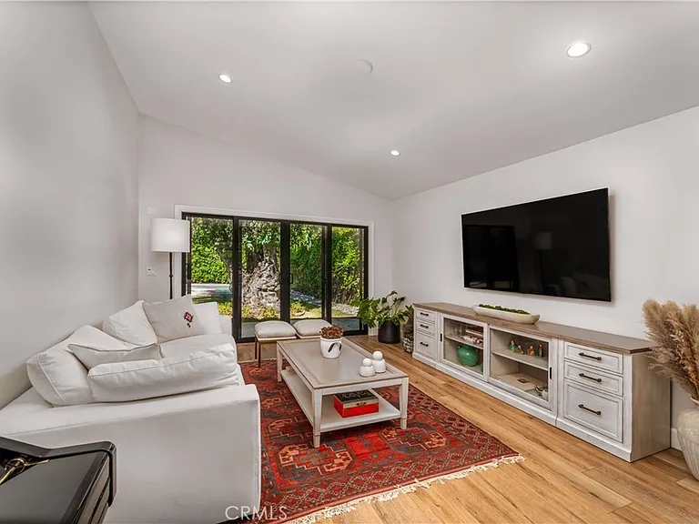21327 Providencia St — Photo 3