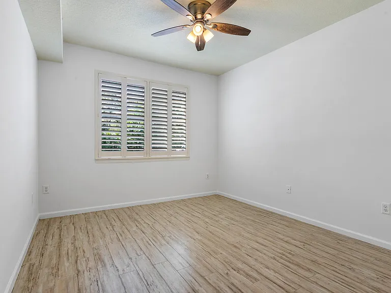 10103 Myrtlewood Cir W — Photo 16