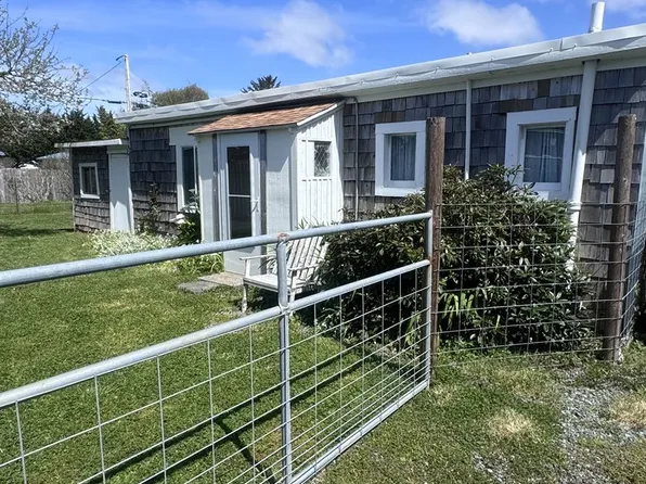 875 Division St NE, Bandon, OR 97411