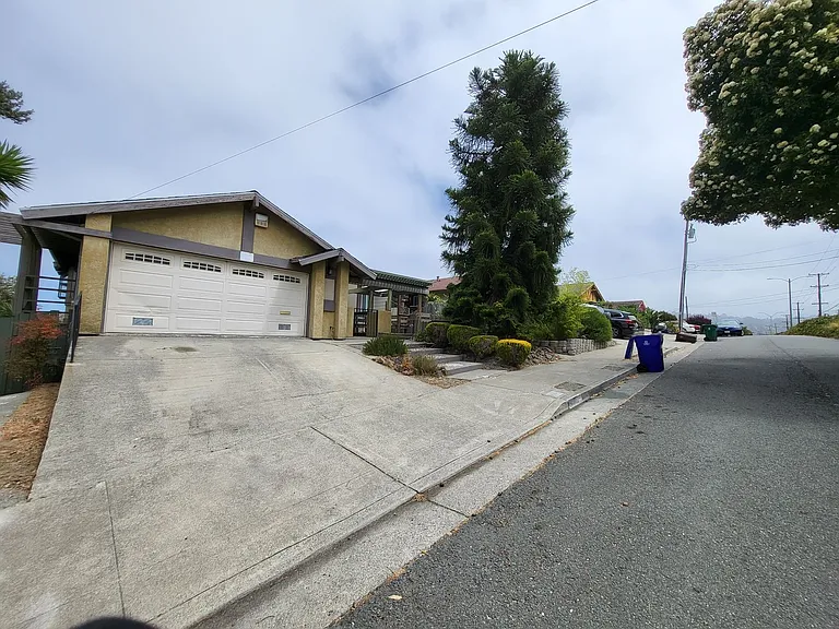 5215 Bayview Ave — Photo 2