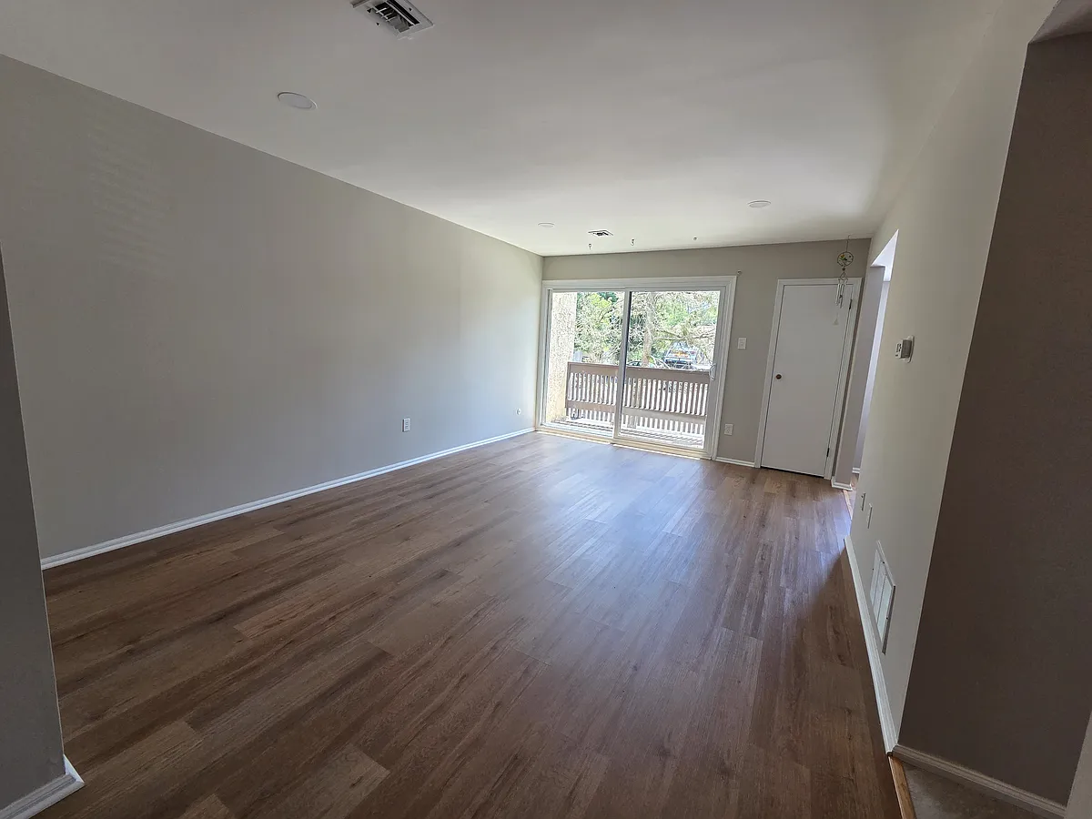Large family room with balcony - 11-13 Aspen Way