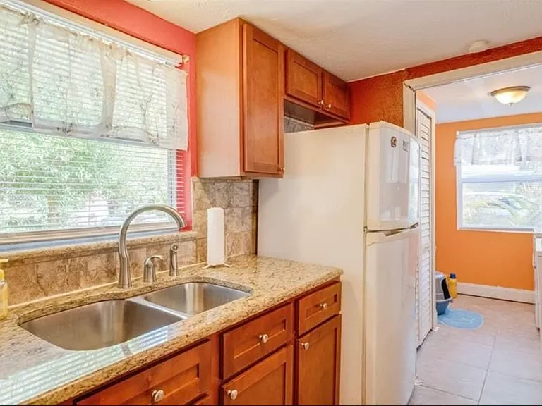 246 Delray Ave — Photo 2