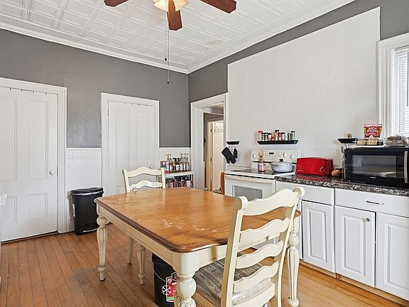 5th image of 35 Oak St