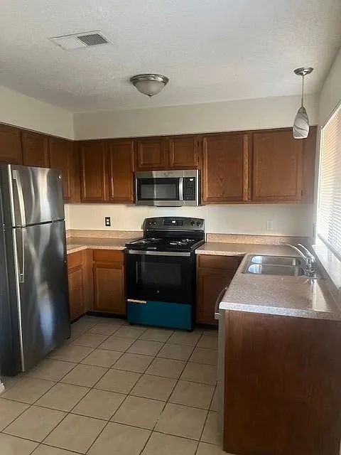 Picture 2 - 803 Bluebonnet Dr #D