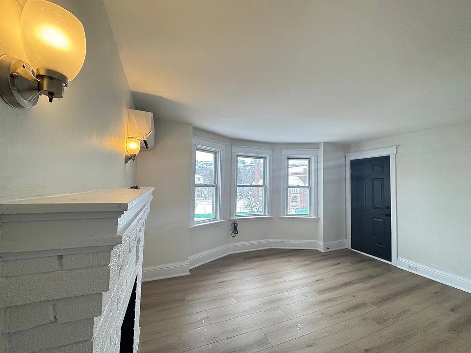 931 Main St E #6