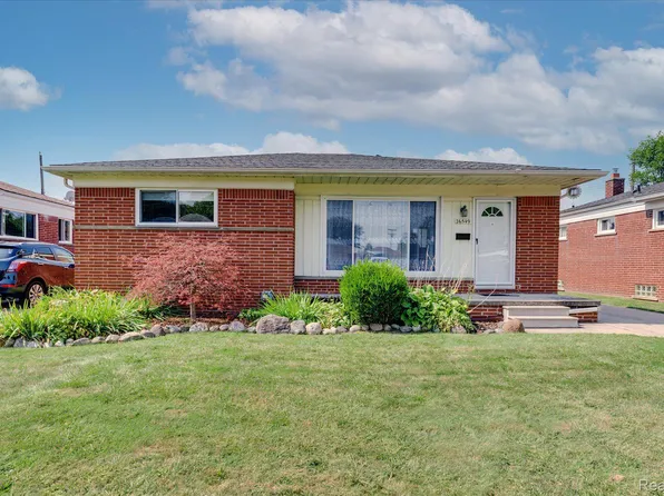 26549 Princeton St, Saint Clair Shores, MI 48081