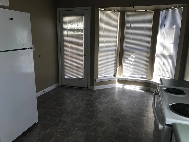 200 Willow Point Cir — Photo 4