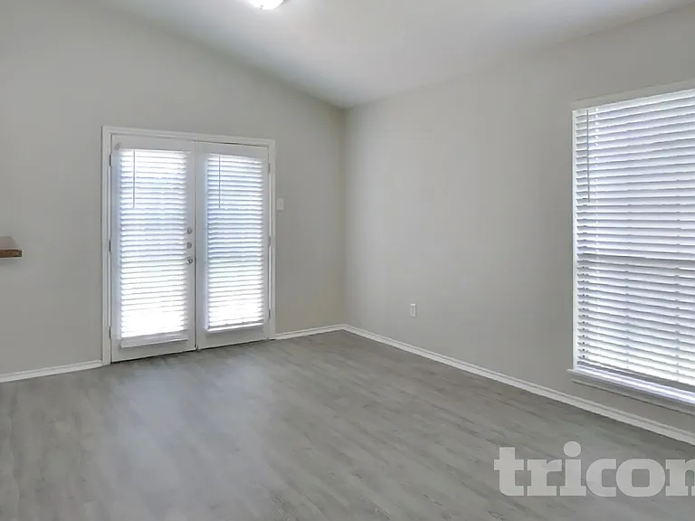 7811 Bluff Trail Dr — Photo 3