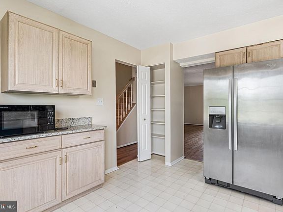 5th image of 28 Perryoak Pl