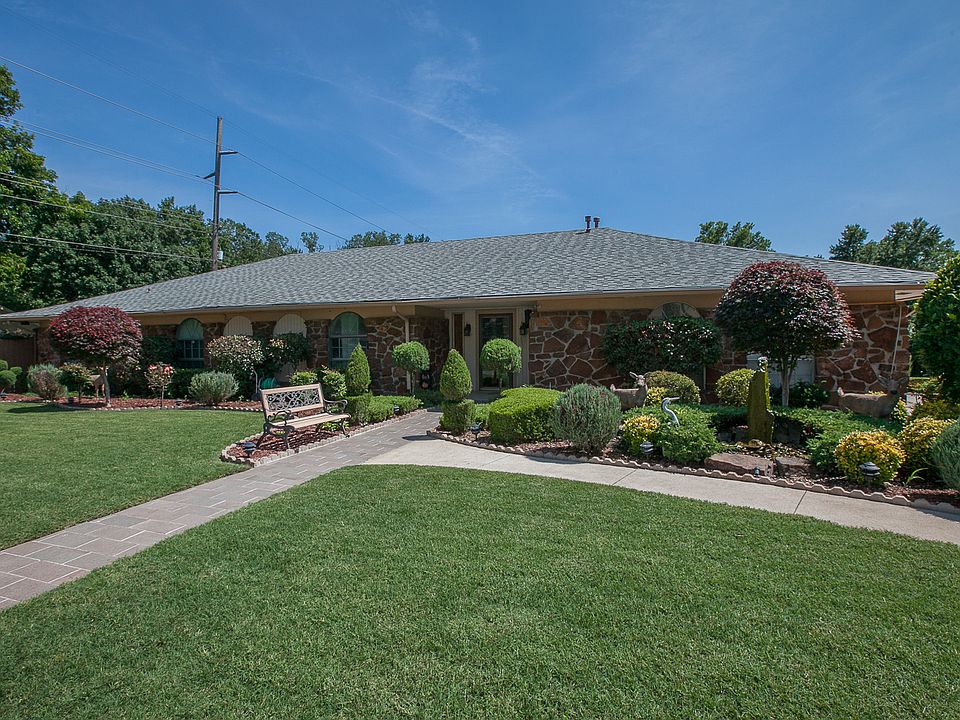 Charming and welcoming front entry