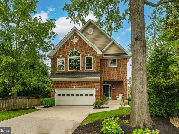2425 N Dickerson St, Arlington, VA 22207